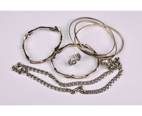 A small collection of sterling silver jewellery comprising of an unusual silver chain with Langer magnet clasp; three ring ba