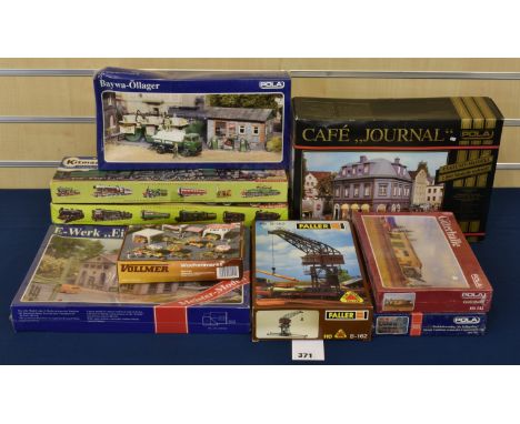 A collection of vintage boxed trainset scenic buildings etc to include POLA - Cafe Journal HO 824; Baywa Fuel Depot HO 848 (f