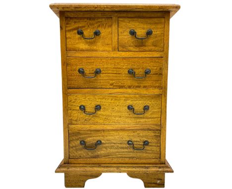 Small 20th century Georgian design chest, fitted with two square over three long drawers, lower moulded edge over bracket fee