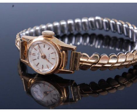 A lady's MuDu 18ct gold cased manual wind wristwatch, having signed silvered dial, dia.16mm, on replacement expanding link br