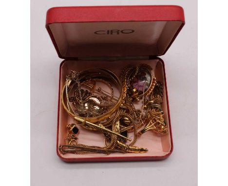 A collection of miscellaneous costume jewellery, being gilt metal and gold plated examples, to include hinged bangle, bar bro