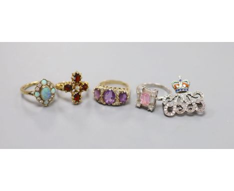 Four assorted modern 9ct gold and gem set dress rings, including amethyst and white opal, gross 16.2 grams and a paste set wh