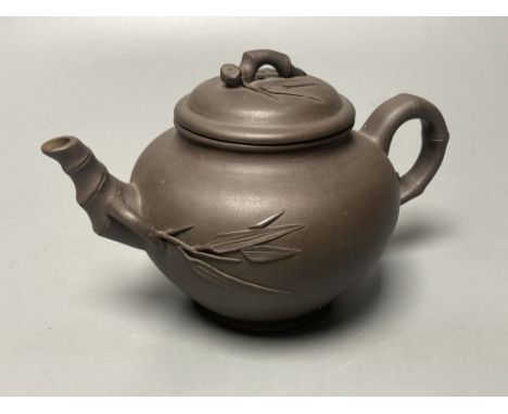 A Chinese Yixing teapot and cover, height 12cm