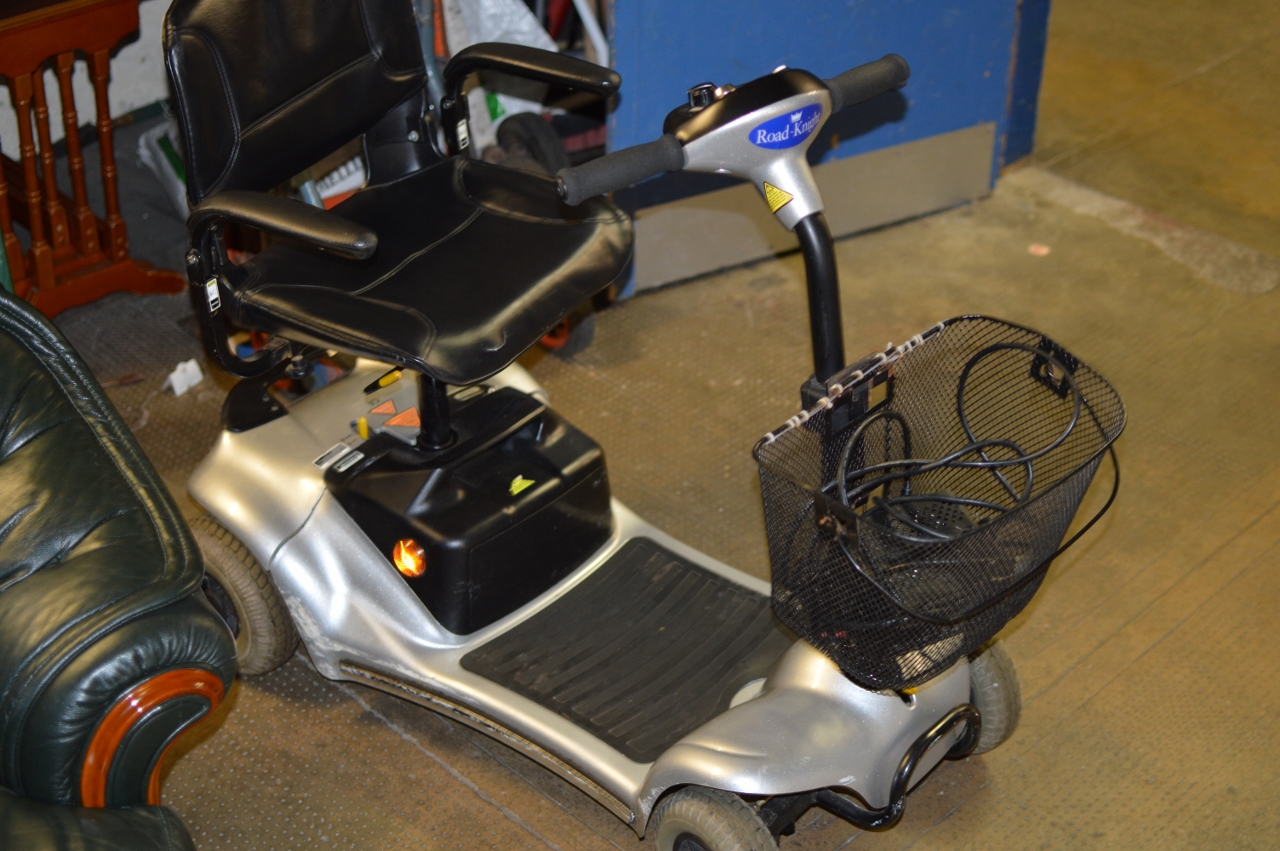 ROAD KNIGHT 4MPH ELECTRIC MOBILITY SCOOTER WITH CHARGER & KEY