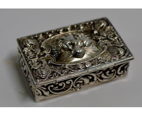 BIRMINGHAM SILVER SNUFF BOX WITH SCROLLING CHERUB DECORATION IN RELIEF BY HAMPTON UTILITIES & DATED 1977 - TOTAL WEIGHT = APP