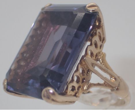 9ct yellow gold amethyst stone set ring, 11.9 g, size L/M   CONDITION REPORT:  9ct hallmark to inner, stone size is 23 x 16 m