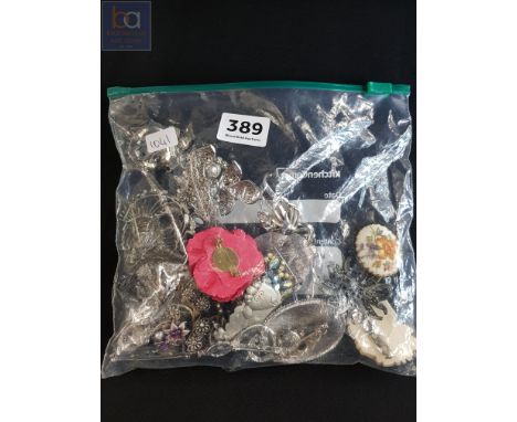 BAG OF VINTAGE BROOCHES 