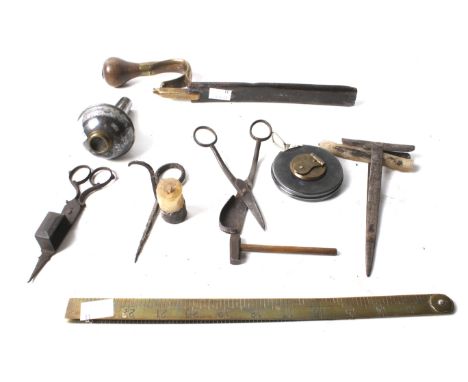 Group of assorted vintage hand tools. Including a Rabone  steel measure, no. 4351, a miniature sledge hammer, etc. Max. H11cm