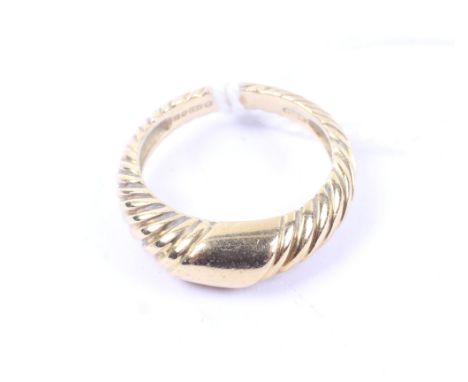 A vintage 18ct gold spiral-fluted tapering-band ring. The front with a vacant panel in the manner of a signet ring, hallmarks