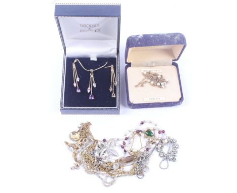 A collection of jewellery. Including a damaged Italian 9ct gold and imitation-pearl figaro necklace with Birmingham import ha