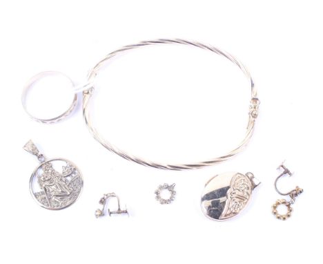 A small collection of vintage gold and yellow metral jewellery. Including; an Italian 9ct gold hollow rope-twist hinged bangl
