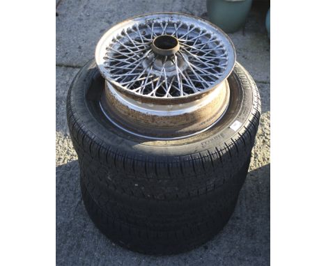 A set of four vintage MG sportscar wire wheels. With three tyres: Pirelli P4000, 195/65 R 15 91H.