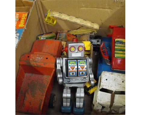 A Tonka toys pick up truck, a Tri-ang lorry, a vintage tin robot and other items (box)