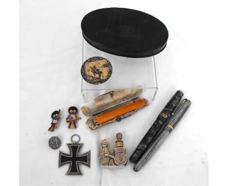 A 9 carat gold mounted cigarette holder (A/F), a WWI German cross medallion, a Chinese snuff tray, two Robinson's enamel badg