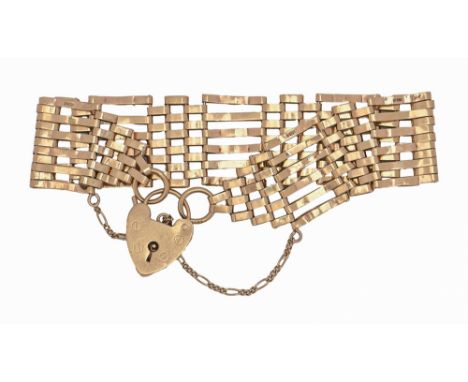 A 9ct gold gate bracelet and padlock, 16.5cm l, 16.2 g  Slightly bent