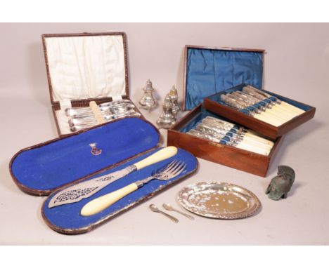 Silver plated wares including a set of three Victorian style pepperettesCased flatware sets, pin dishes and sundry (qty)