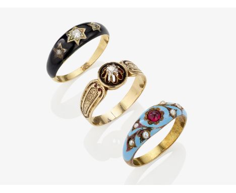 Drei Ringe mit Diamanten, Saatperlen und Rubin sowie türkisfarbenem und schwarzen EmailFrankreich oder Deutschland, um 1860-1