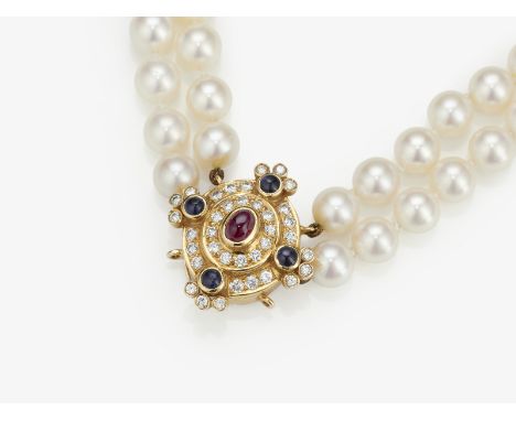 Zweireihiges Zuchtperlencollier mit Rubin, Saphiren und BrillantenGelbgold 750/-, gestempelt. 36 Brillanten, zus. ca. 0,74 ct