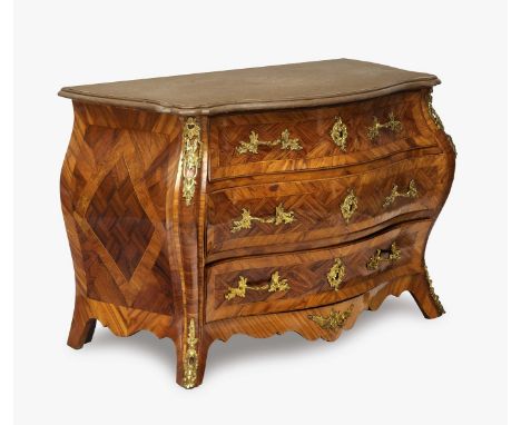 KommodeSchweden (wohl Stockholm), um 1760 Funier Nussbaum, Nussmaser. Rotbraune Marmorplatte. Auf ausgestellten Füßen. Trapez