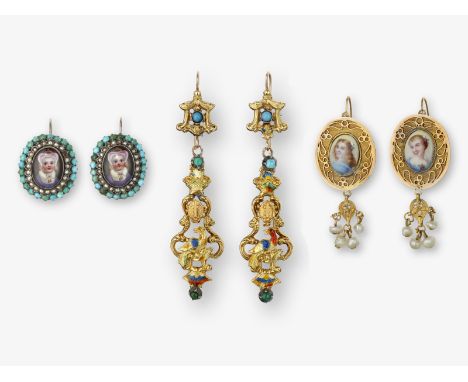 Drei Paar Ohrringe mit Porzellan-Miniaturen, Türkisen und PerlenDeutschland, um 1850, 1880 und 1890 Gelbgold 750/-, 333/- und