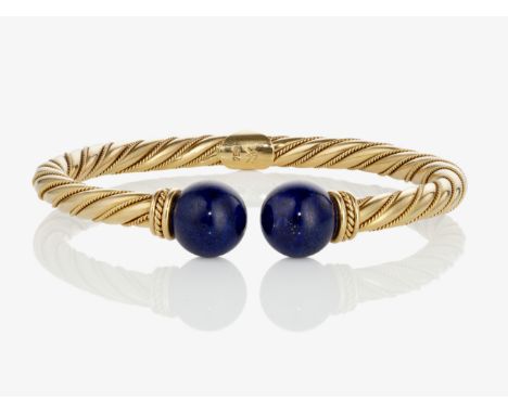 Armreif mit Lapislazuli-KugelnGelbgold 585/-, gestempelt. Juwelierpunze. 2 Lapislazuli-Kugeln, D. ca. 13 mm. D. (außen): ca. 