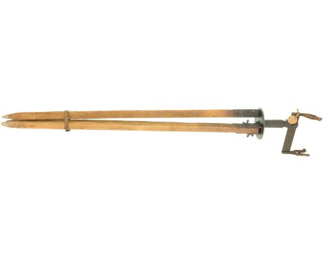  TL 1780mm, eiserne Platte mit Pivot und schwenkbarer Gewehrauflage. Die beiden Gabeln der Gewehrauflage sind lederbezogen. A