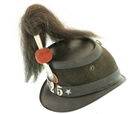  Niedriges Filzkäppi mit durchgehender Krempe aus Leder, Berner Kokarde mit Ganse, roter Pompon mit schwarzem "Panasch". An d