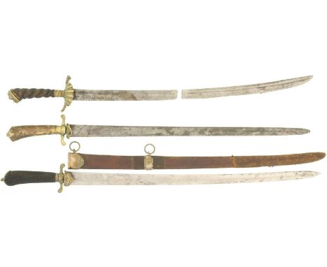 1. Jagdplaute, Klinge gebrochen, Stichblatt und Parierstange aus Messing, Parierstange beschädigt. Gedrehter Horngriff, Knau