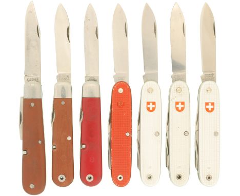  1. Elsener Mod. 1908, Jg. 41, rote Fibergriffschalen, Klinge verschliffen.  2. Elsener Mod. 1951, Jg. 56, rote Fibergriffsch