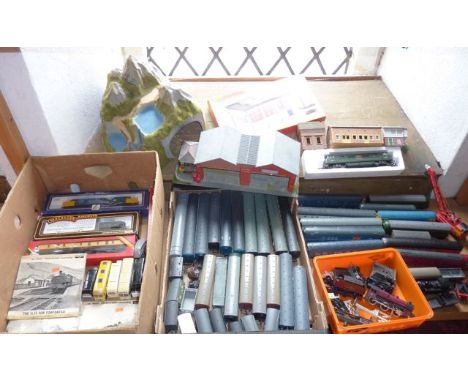 An extensive collection of 00 gauge model railway effects to include numerous later model engines and rolling stock by Hornby