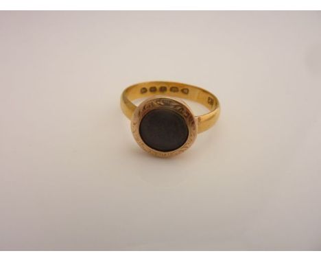 A Victorian mourning ring, the central compartment inset with a lock of hair, engraved border, in 22ct gold, size O 1/2