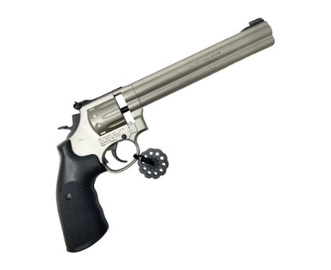 Smith and Wesson Model 686-8 .177 air pistol with satin finish, serial no.S0042397 with circular 10-shot magazine L37.5cm  NB