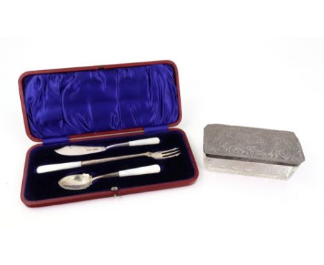 A cased silver pickle fork, butter knife and preserve spoon, Sheffield 1907, with mother of pearl handles, and an Edwardian r