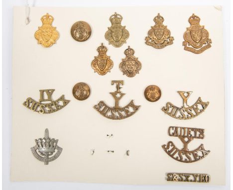 Sussex Yeomanry: cap badges without scroll in gilt and brass, 2 varieties of cap badge with scrolls, pair of collar badges, b