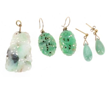 Two pairs Chinese jade gold mounted earrings, also a jade pierced carved pendant, 37mm x 34mm (5)