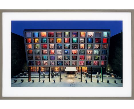 In-Sook Kim (Busan 1969 – lebt in Seoul). „saturday night“. 2010C-Print, in Künstlerrahmen.  42&nbsp;×&nbsp;70,4&nbsp;cm (55&