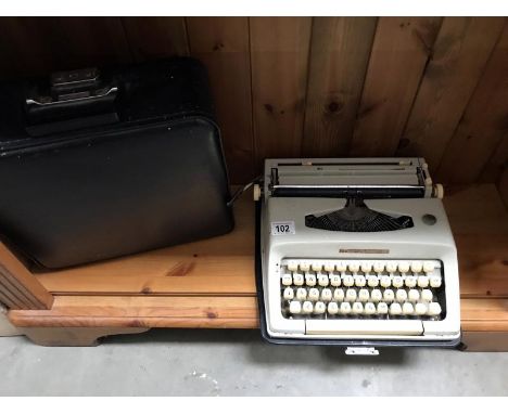 A Maritso 12 vintage typewriter.