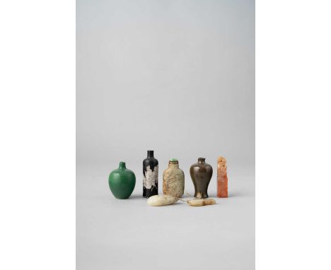 FOUR CHINESE SNUFF BOTTLESQING DYNASTYOne painted with a dignitary on horseback and his attendant, outlined against a black g