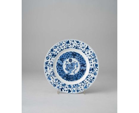 A CHINESE BLUE AND WHITE PLATEKANGXI 1662-1722Painted with a central Buddhist lion within wide floral bands, with a painted j