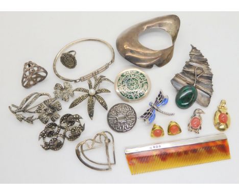 A collection of silver and white metal jewellery to include a plique a jour enamel dragonfly brooch, John Hart silver brooche