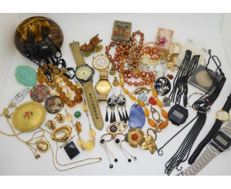 A vintage powder compact, beads to include uranium glass, items by Miracle etc Condition Report:Not available for this lot.
