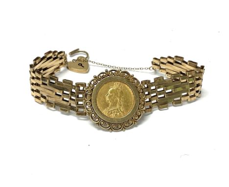 A gold gate bracelet set with an 1892 sovereign. Approx 25.11 grams.