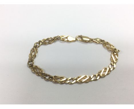 A 9ct gold Celtic design bracelet, approx 8g. Shipping category A.