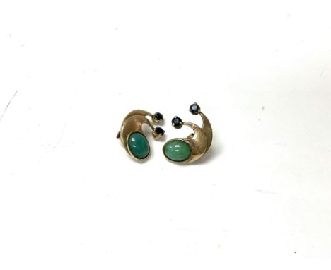 A 14ct gold pair of jade and Sapphire earrings. Approx 5.8 grams.