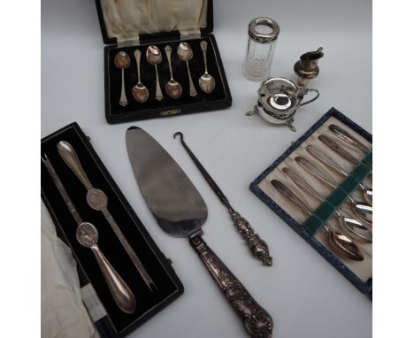 A pair of Elizabeth II silver lobster picks, Sheffield, 1961, Travis, Wilson & Co Ltd, cased together with cased silver spoon