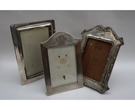 A George V silver photograph frame with an arched top and line decoration, London, 1918, Goldsmiths and silversmiths company 