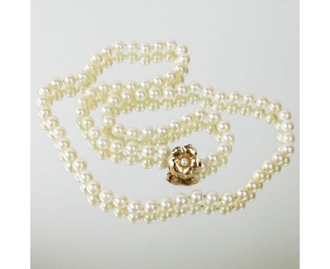 Lady's Vintage Single Strand 7.5mm Pearl Necklace with 14 Karat Yellow Gold Clasp. Unsigned. Good condition. Measures 27 inch