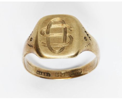 A hallmarked 9ct gold signet ring, weight 3.5g, size R.  