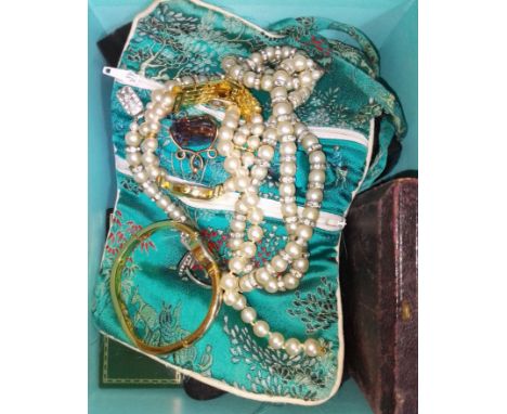 A mixed lot including a cultured pearl bracelet with clasp marked '375', a yellow metal and paste swivel fob, empty jewellery