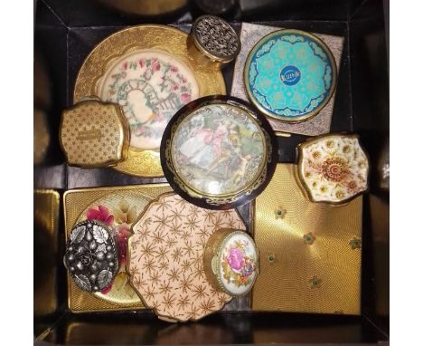 A box of antique and vintage compacts including an inlaid tortoiseshell example etc.  